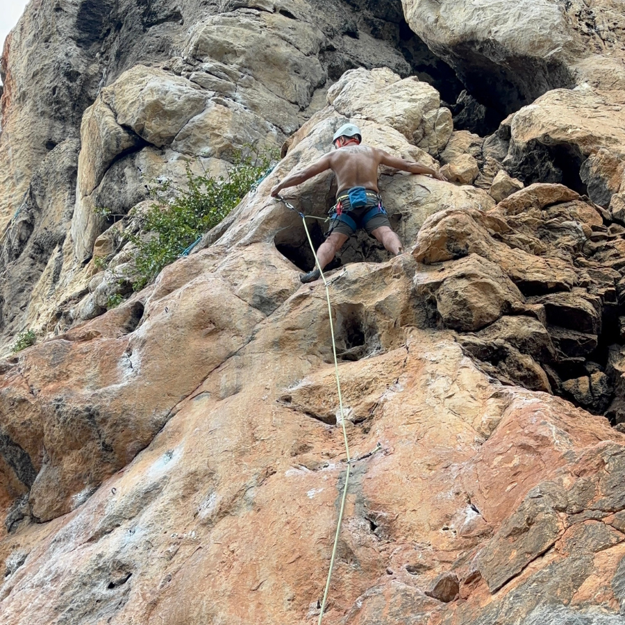 ByrdieOnTheRocks climbing the 'It' route at Thaiwand Wall, featuring a cave-like gap