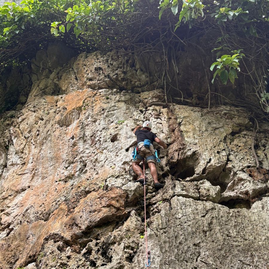 Easy and fun beginner climbing route at Khao Cha Ang in Rayong