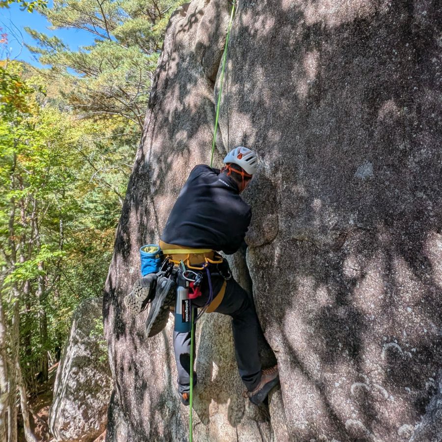 Crack climbing on Selection Ogawayama